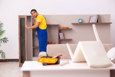 Genç erkek marangoz evde mücevher çalıyor.