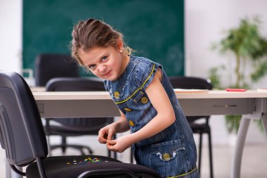 Koltukta keskin raptiyelerle ortaokul şakası.