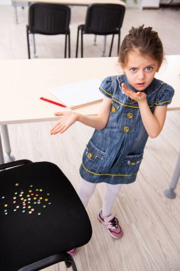 Koltukta keskin raptiyelerle ortaokul şakası.