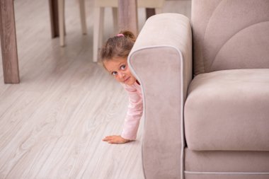 Küçük kız evde yalnız kalıyor.