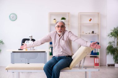 Yaşlı adam ölü doktoru ziyaret ediyor.