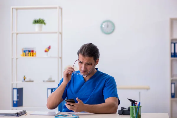 Joven doctor en concepto de telemedicina — Foto de Stock