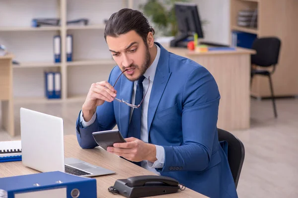 Giovane uomo d'affari dipendente che lavora in ufficio — Foto Stock