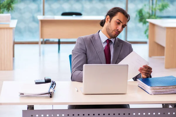 Jonge mannelijke werknemer werkzaam in het kantoor — Stockfoto