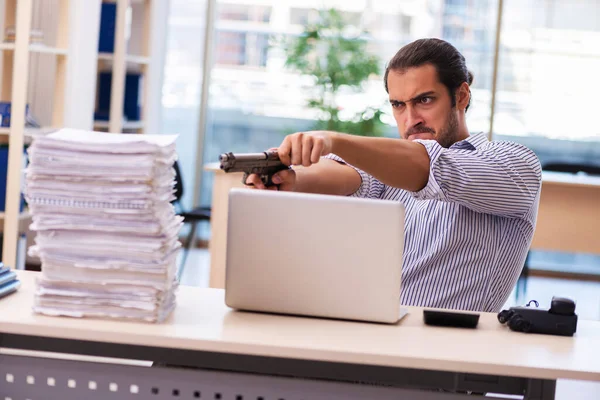 Junge männliche Angestellte unzufrieden mit exzessiver Arbeit im Büro — Stockfoto