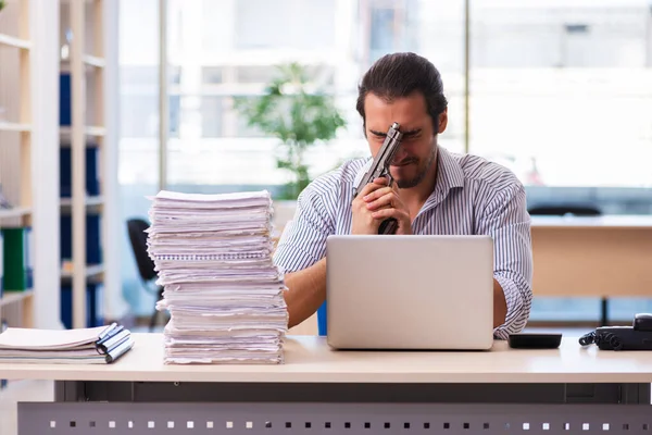 Jeune employé masculin mécontent du travail excessif au bureau — Photo