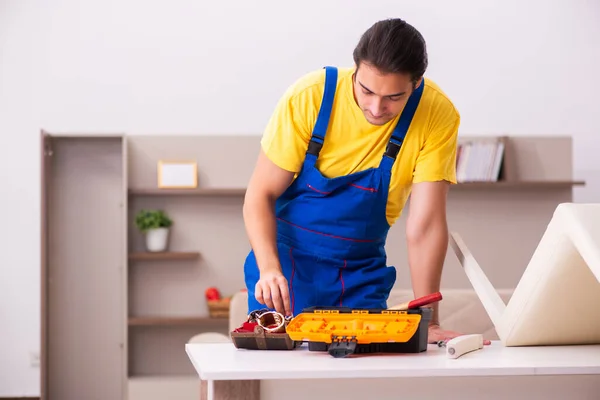 Joven carpintero robando joyas en casa — Foto de Stock