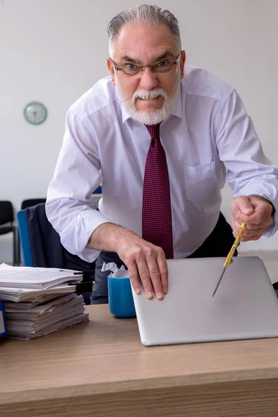 Homem idoso empregado infeliz com excesso de trabalho — Fotografia de Stock