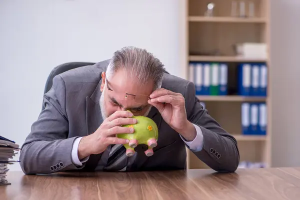 Velho empregado masculino no conceito de planejamento orçamentário — Fotografia de Stock