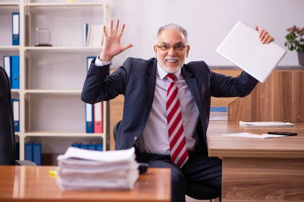 Homem velho empregado sentado no escritório — Fotografia de Stock