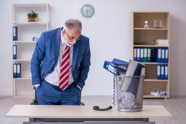 Vieil homme d'affaires employé rejetant les nouvelles idées avec beaucoup de papiers — Photo