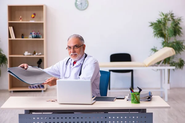 Viejo radiólogo médico que trabaja en la clínica —  Fotos de Stock