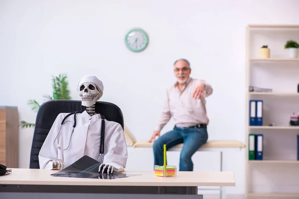 Velho visitando médico radiologista morto — Fotografia de Stock