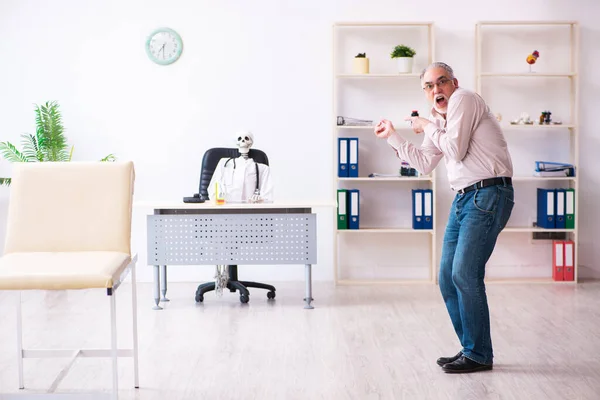 Viejo visitando al doctor muerto — Foto de Stock