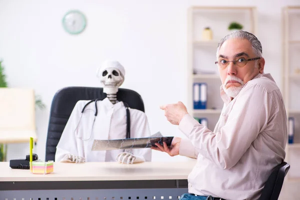 Vieil homme en visite chez le médecin radiologue mort — Photo