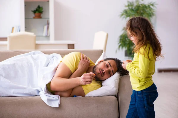 Kleines Mädchen kümmert sich um ihren kranken Vater — Stockfoto