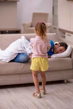 Genç adam kızıyla birlikte evde.