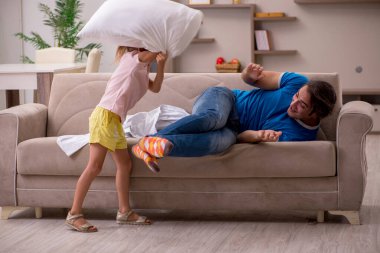 Genç adam kızıyla birlikte evde.