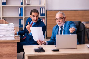 Yaşlı erkek patron ve onun genç erkek asistanı zorbalık kavramında