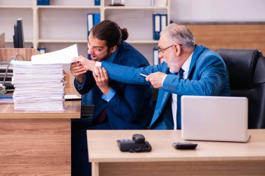 Yaşlı erkek patron ve onun genç erkek asistanı zorbalık kavramında