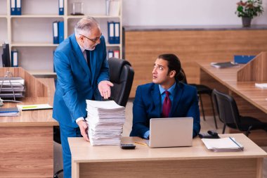 Yaşlı erkek patron ve onun genç erkek asistanı zorbalık kavramında