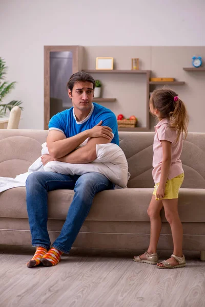 Junger Mann mit seiner Tochter zu Hause — Stockfoto