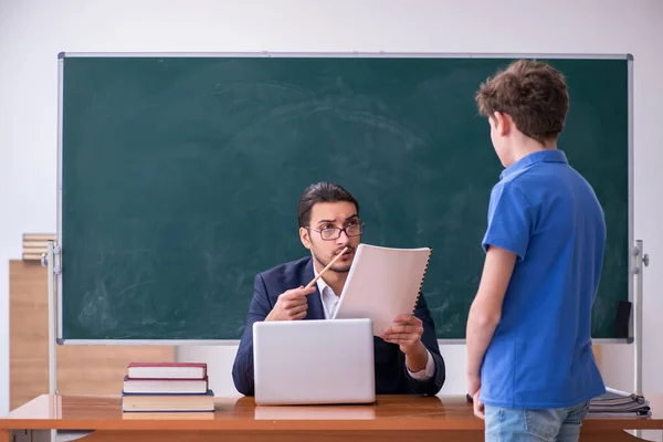 Giovane insegnante e scolaro maschio in classe — Foto Stock