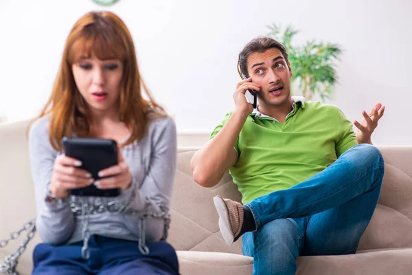 Jovem casal no conceito de dependência gadget — Fotografia de Stock