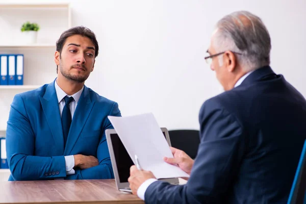 Ung manlig kandidat anställd möte med gammal rekryterare — Stockfoto