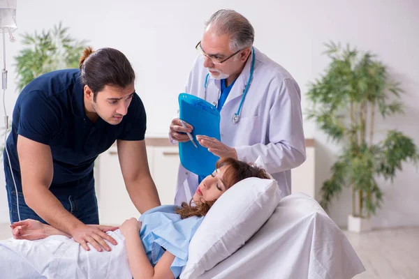 Junger Mann besucht kranke Frau in der Klinik — Stockfoto