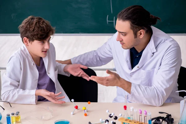 Jovens químicos pai e filho no laboratório — Fotografia de Stock