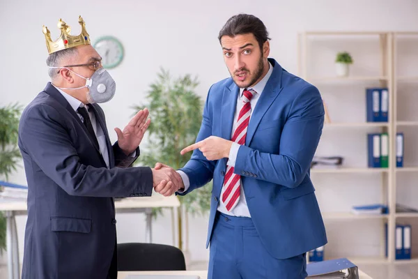 Två anställda på arbetsplatsen under en pandemi — Stockfoto