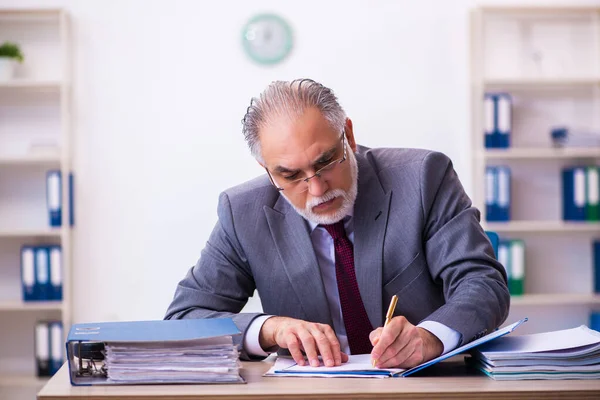 Empleado masculino experimentado que trabaja en la oficina — Foto de Stock