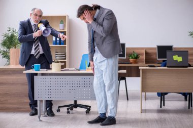 Genç erkek çalışanın işe geç kalması