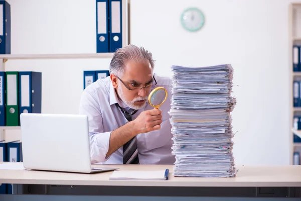 Gammal manlig anställd missnöjd med överdrivet arbete på kontoret — Stockfoto