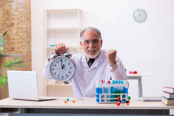 Antiguo químico masculino en concepto de gestión del tiempo — Foto de Stock