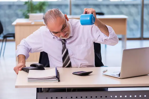 Verouderde zakenman werknemer ongelukkig met overmatig werk — Stockfoto