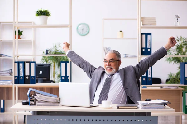 Vecchio dipendente maschile che lavora in ufficio — Foto Stock