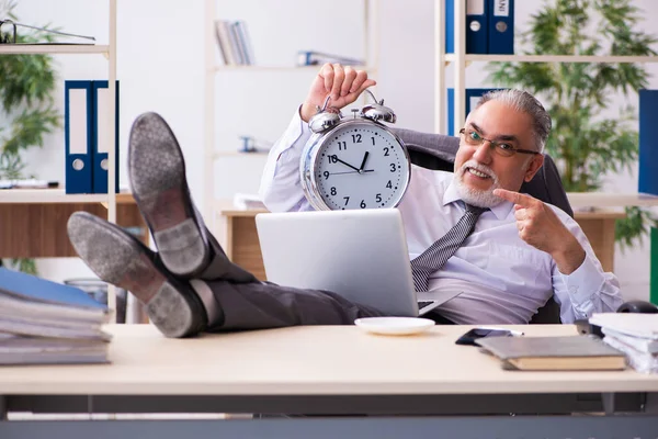 Vecchio dipendente maschile nel concetto di gestione del tempo — Foto Stock