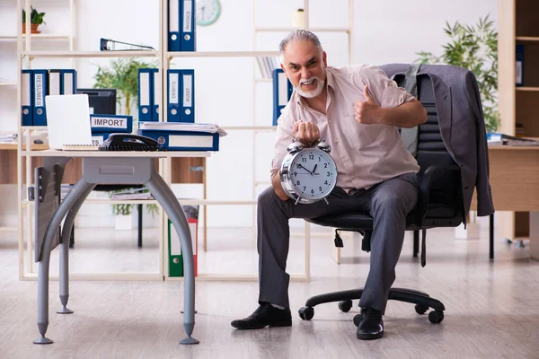 Viejo empleado masculino haciendo ejercicios físicos en la gestión del tiempo co —  Fotos de Stock