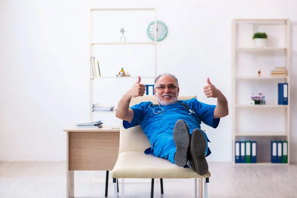 Vieux médecin masculin extrêmement fatigué après le quart de nuit — Photo