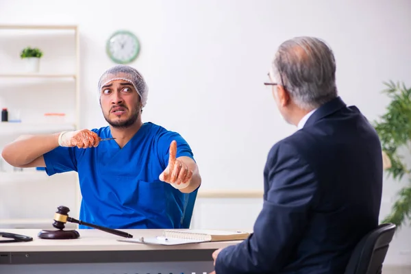 Чоловік лікар в будівлі суду зустріч з адвокатом — стокове фото