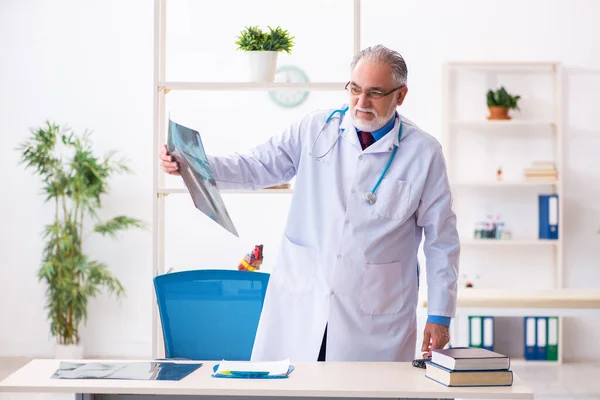 Viejo radiólogo médico que trabaja en el hospital — Foto de Stock