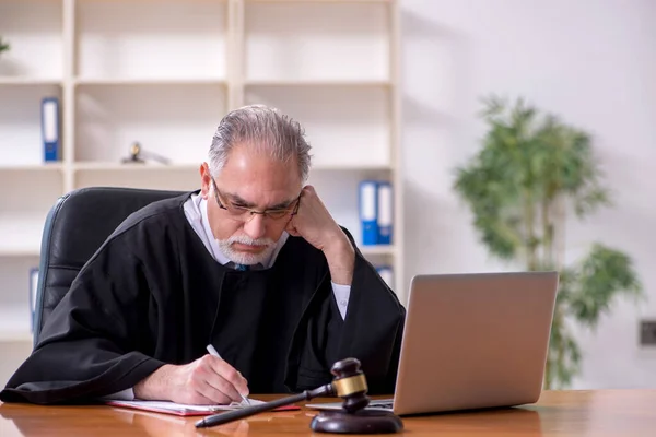 Old male judge working in courthouse — Stock Photo, Image