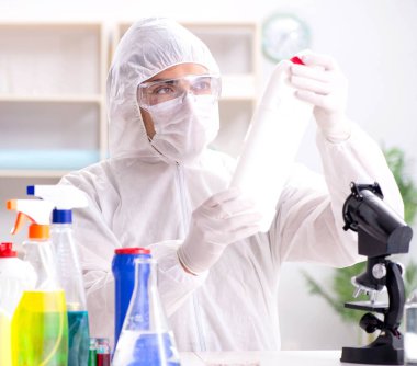 Kimyager banyo malzemelerinin kalitesini kontrol ediyor.