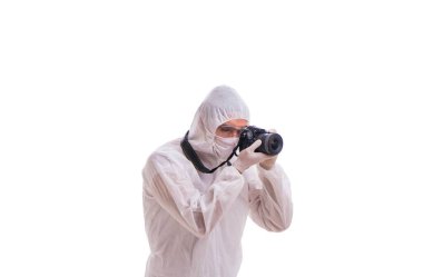 Korunma giysisinde adli tıp uzmanı beyazların fotoğraflarını çekiyor.