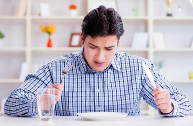 Diyet yapan bir adam restoranda yemek bekliyor.