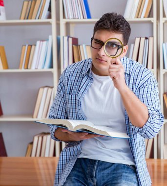 Kitapları olan genç bir öğrenci sınavlara hazırlanıyor.