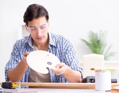 Marangozluk hobisi olan genç bir adam.