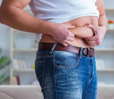 Diyet konseptinde şişman obez adam